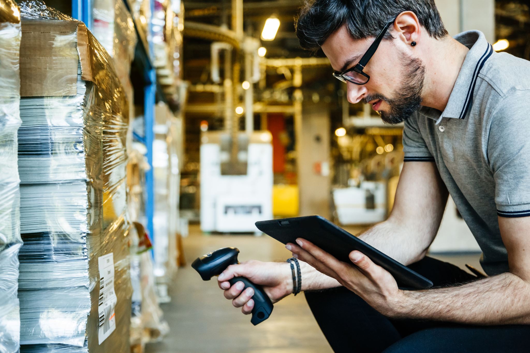 Worker-scanning-inventory